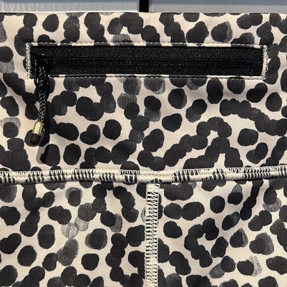 LULULEMON Luxtreme Leopard Print Capris Size 8 - Picture 10 of 15